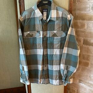 Men’s Patagonia Heavyweight cotton flannel size Large Plaid button down Shirt